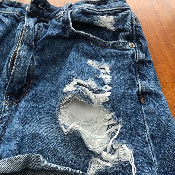 American Eagle size 2 Jean shorts- fun shorts to wear for those long summer days - Picture 3 of 9